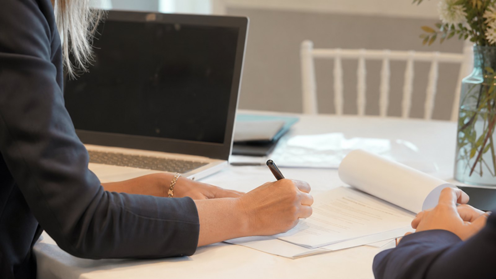 Un client consulte un devis de prestation événementielle